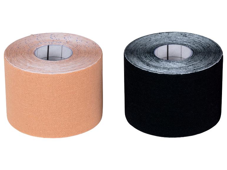 Twee rollen kinesiologietape, één beige en één zwart.