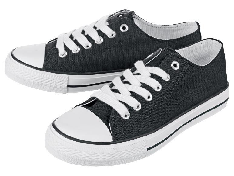 Twee paar zwarte canvas sneakers met witte veters.