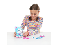 Meisje dat speelt met een pluche hond en een dierenartsset