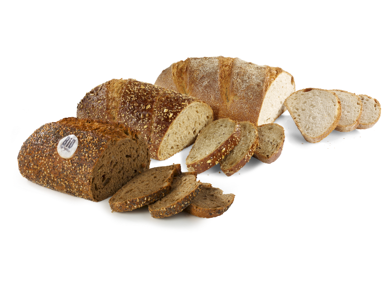 Assortiment van vers biologisch brood in hele broden en sneetjes op een donkere achtergrond