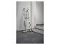 Aluminium multifunctionele telescopische ladder met groene accenten, leunend tegen een witte muur.
