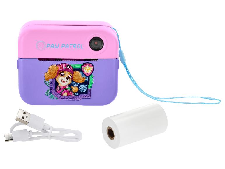 Roze en paarse instantcamera met karakterontwerp, oplaadkabel en papierrol.