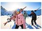 Een groep skiërs op een zonnige piste, met de CRIVIT premium fotochromische skibril.