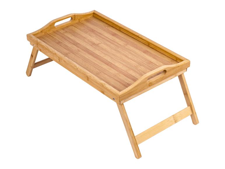 Een bamboe dienblad met opklapbare poten.