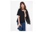 Vrouw in zwart T-shirt en jeans, met een leren jas over haar schouder.