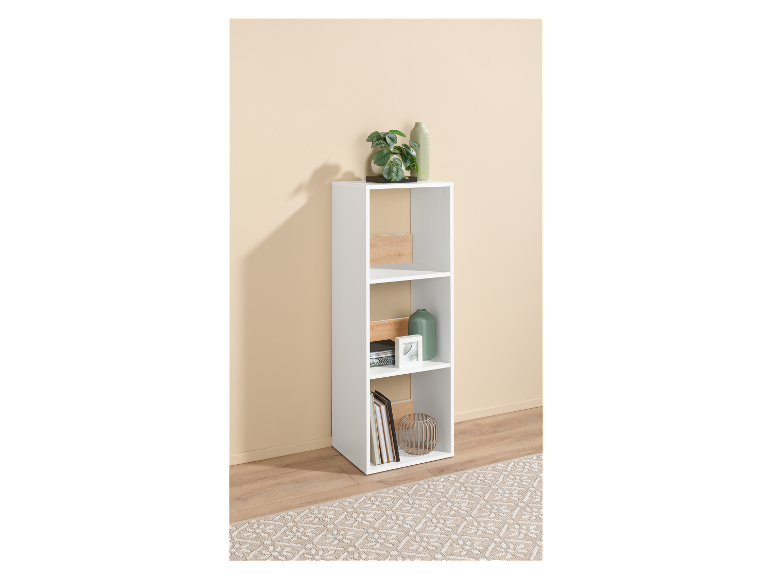 Witte boekenkast met drie planken en houten details.