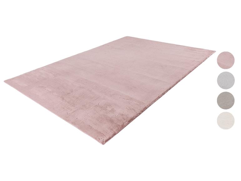 Lichtroze rechthoekig vloerkleed met kleurstalen in grijs, beige en crème.