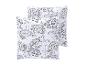 Twee witte kussens met een grijs bloemenpatroon