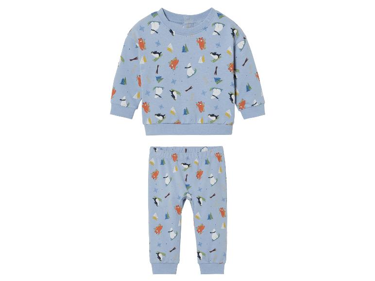 Een blauwe trui en broek met wintermotief voor baby's.