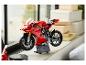 Rood LEGO Technic Ducati Panigale V4 R motorfietsmodel tentoongesteld bij een raam.