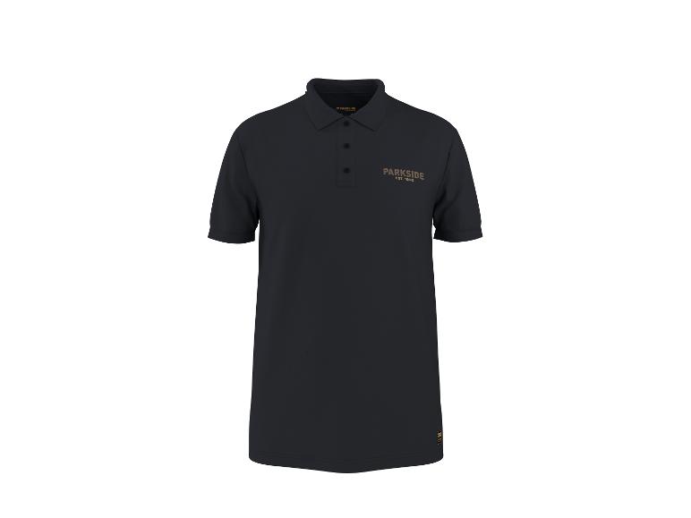 Zwart poloshirt met een klein logo op de borst en een knoopsluiting.
