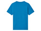 Een blauwe t-shirt met korte mouwen.