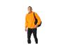 Sportkleding: oranje jack en zwarte leggings.