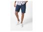 Jeans shorts en witte sneakers voor heren.