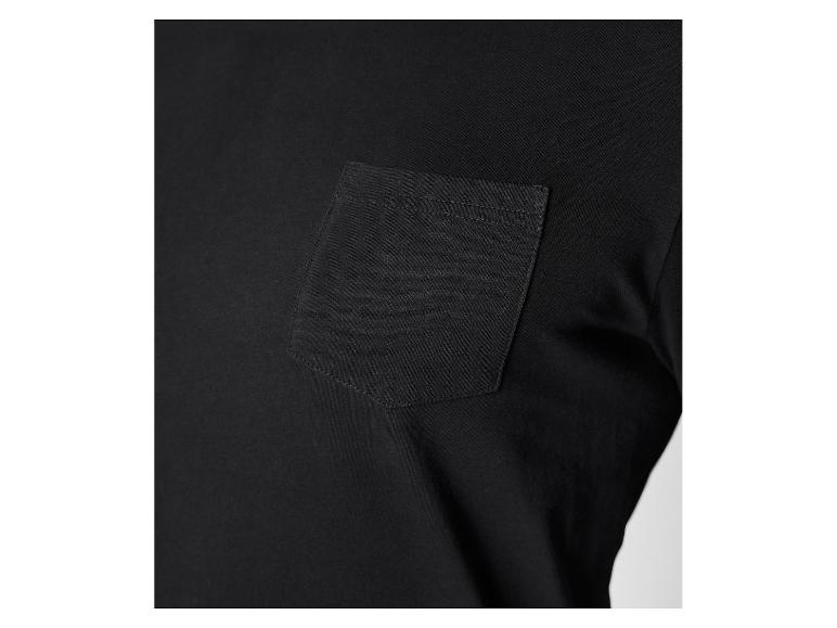 Detail van een zwart t-shirt met korte mouwen en zak.