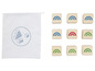 Houten blokken met regenboogmotieven in een witte zak.