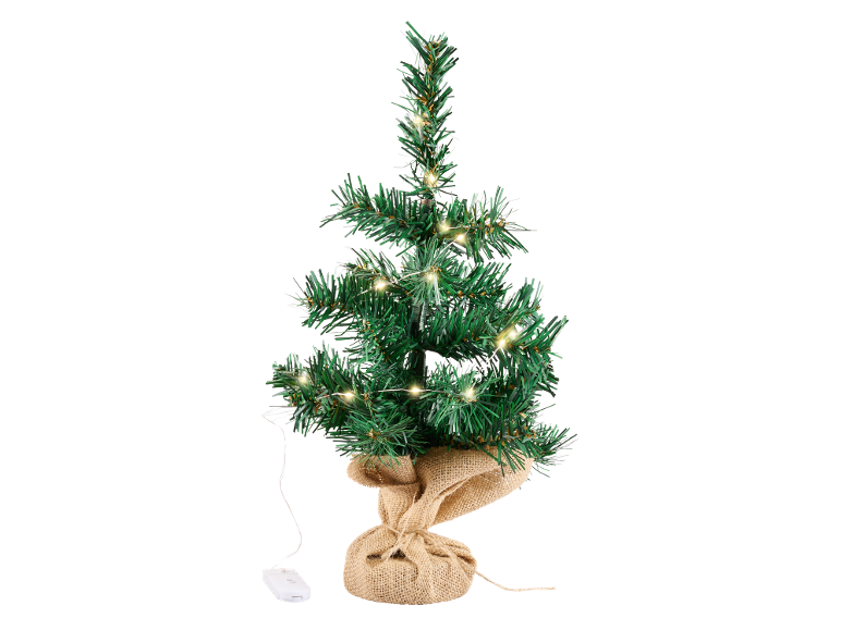 Kleine kunstkerstboom met ledverlichting en een basis in een jute zak.