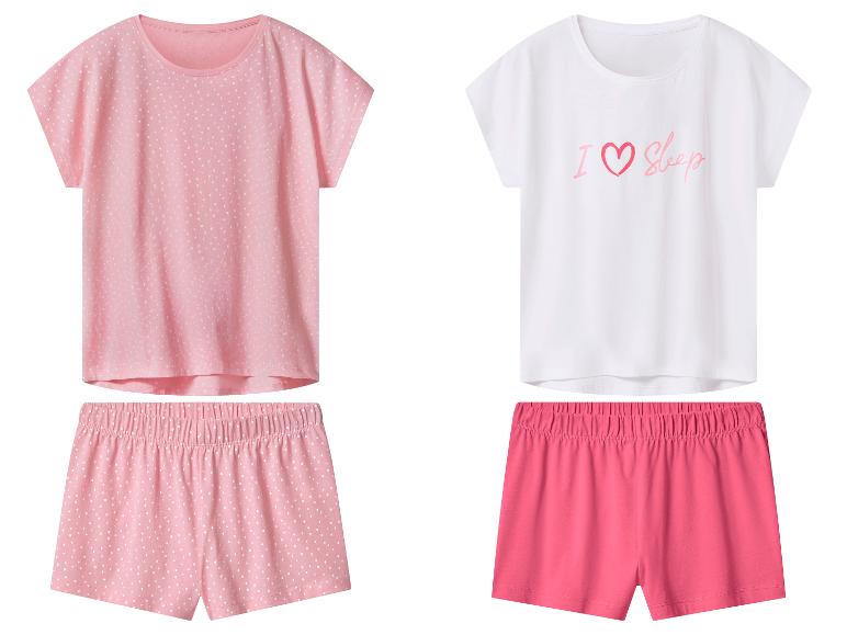 Twee pyjamasets: een roze met stippen en een wit-roze met de tekst 'I love Sleep'.