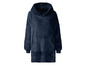 Een donkerblauwe hoodie-deken met een capuchon.