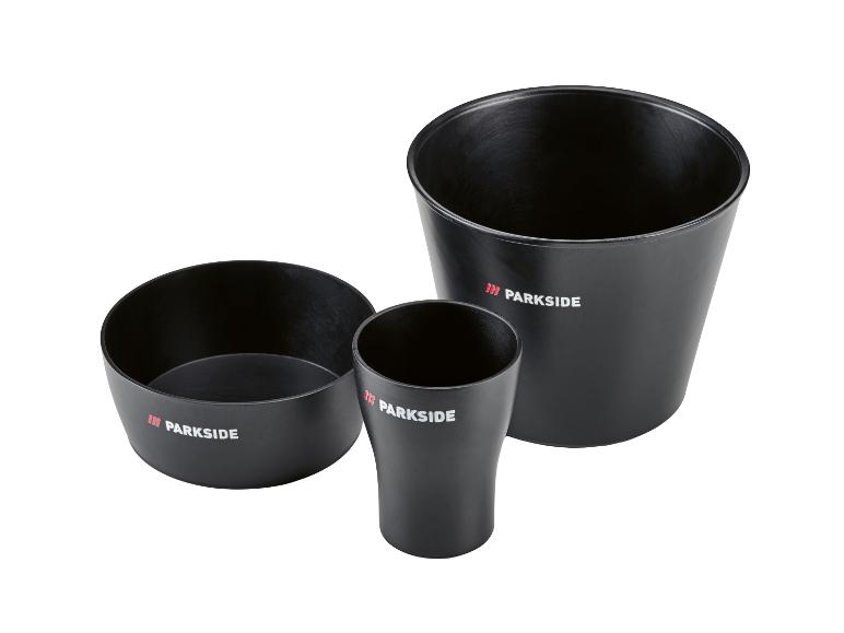 Drie zwarte containers van verschillende formaten: een kom, een beker en een emmer.