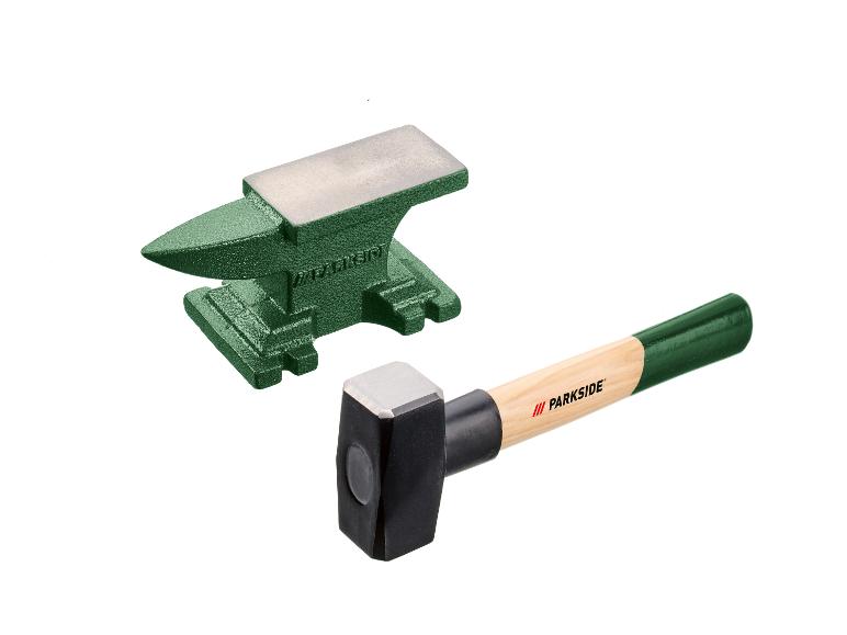 Groen aambeeld en PARKISIDE hamer met houten handvat