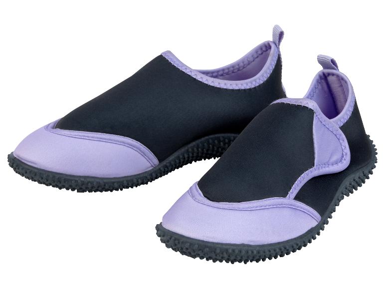 Een paar waterschoenen in lavendel en zwart.