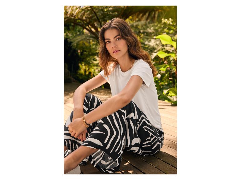 Wit t-shirt en wijde pantalon met zebraprint.