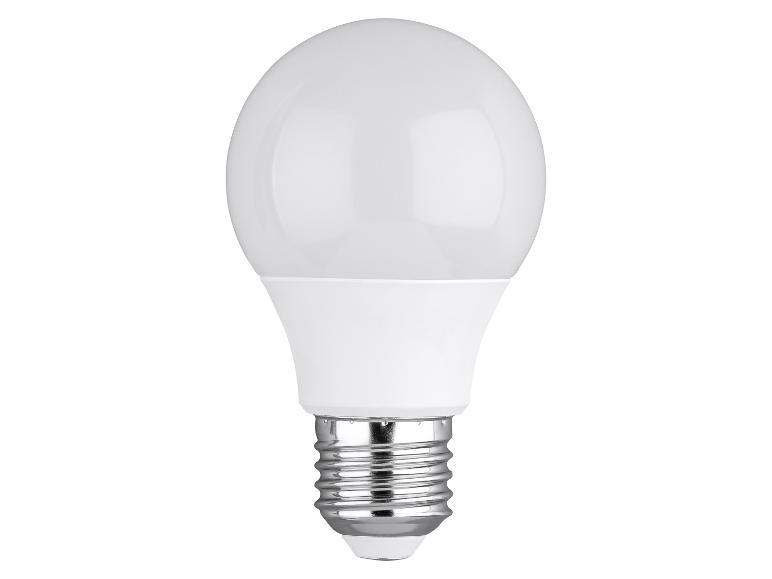 Een witte LED-lamp met een zilveren metalen voet, op een witte achtergrond.