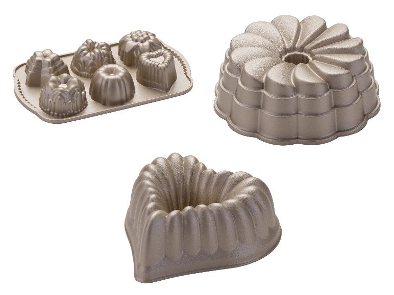 Metalen bakvormen in diverse vormen, waaronder een hartvorm en een tulbandvorm.