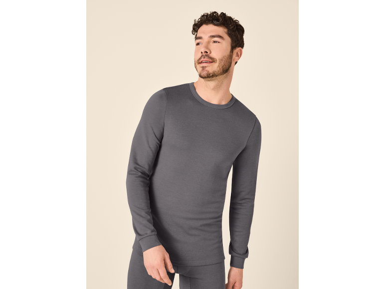 Man in donkergrijs thermoshirt met lange mouwen en bijpassende broek