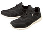Twee paar zwarte sneakers met witte zolen.