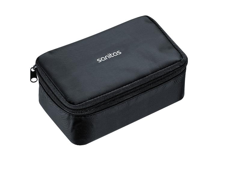 Zwart etui met rits en wit logo bovenaan.