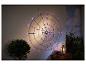 Decoratief spinnenweb met paarse LED-lampjes en herfstdecoratie.