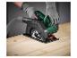 Handcirkelzaag met stofzuiger voor hout, bediend door een persoon met handschoenen