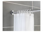 Een witte douchegordijn op een chromen douchestang.