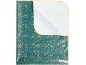 Groen inpakpapier met gouden sterren en een omgevouwen hoek.
