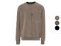 Een beige sweatshirt met een zak op de borst en het logo 'LVG'.