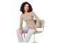 Vrouw in beige shirt met lange mouwen en jeans zit op een stoel.