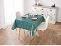 Eettafel met een teal tafelkleed met gouden sterren, gedekt met borden, glazen en bestek.