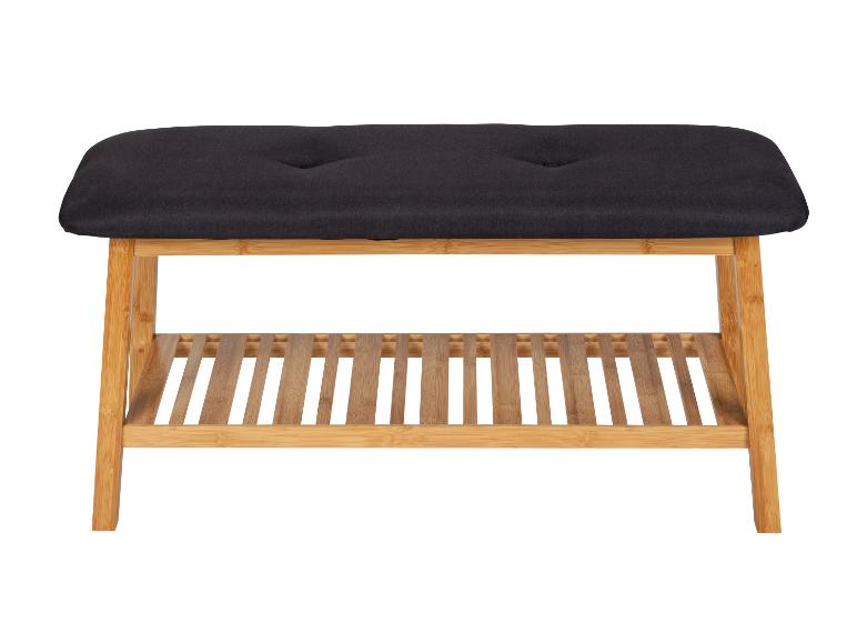 Bank met gestoffeerd kussen en bamboe plank.