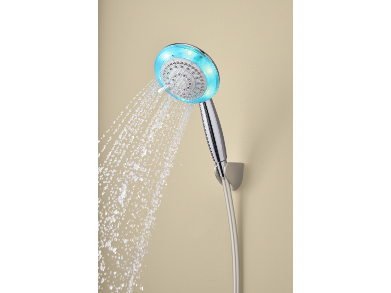Douchekop met chromen afwerking en blauwe LED-verlichting, waar water uit spuit.
