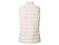 Een beige gewatteerde vest zonder mouwen.