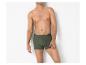 Man zonder shirt in groene geribbelde boxershort