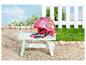 Roze glitter BABY born poppenfietshelm op een lichtblauwe houten bank.