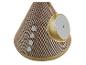 Gouden draadloze luidspreker met bedieningsknoppen en oplaadsymbool.