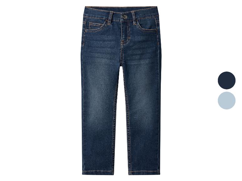 Donkerblauwe kinderjeans met bruine stiksels.