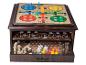 Een houten speldoos met Ludo, schaken, dammen en domino's.