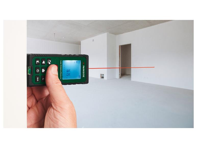 Hand houdt een PARKSIDE laserafstandsmeter vast die 16.75m toont in een lege kamer.