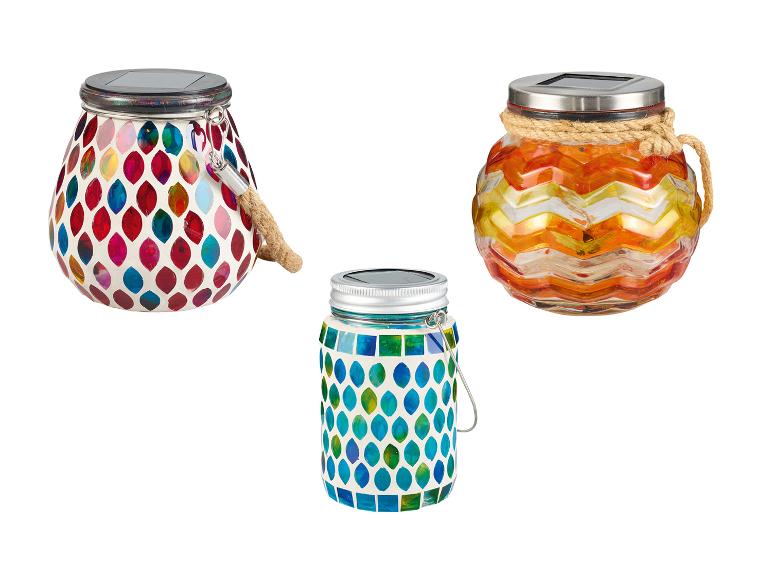 Drie kleurrijke, solar aangedreven lantaarns in mozaïek- en boho-stijl.