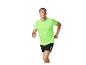 Man in felgroen T-shirt en zwarte hardloopshorts